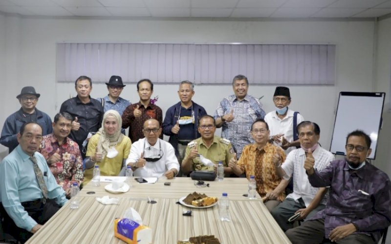 DISKUSI. Wali Kota Makassar, Moh Ramdhan Pomanto (tengah), menjadi narasumber pada diskusi Forum Dosen dengan tema 'Problematika Ruang Kota Makassar Refleksi dan Proyeksi 2022', yang diadakan salah satu media di Makassar, Selasa (11/1/2022). foto: istimewa