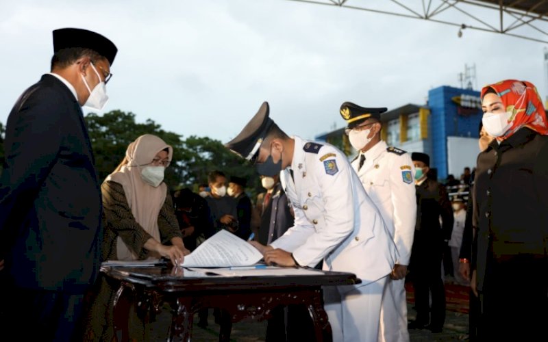 PELANTIKAN. Wali Kota Makassar, Moh Ramdhan Pomanto, melantik 467 pejabat Pemkot Makassar di tengah guyuran hujan deras di Tribun Lapangan Karebosi Makassar, Jumat (31/12/2021). foto: istimewa