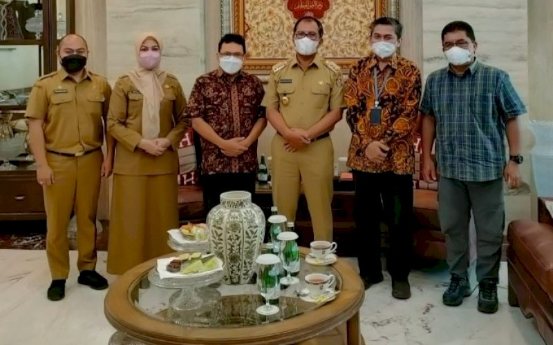 PERTEMUAN. Wali Kota Makassar Moh Ramdhan Pomanto menerima kunjungan kerja Direktur Pengembangan dan Pemanfaatan Kebudayaan, Direktorat Jenderal Kebudayaan Kemendikbudristek Restu Gunawan di kediaman pribadi Wali Kota Makassar, Jl Amirullah, Kota Makassar, Senin (31/1/2022). foto: istimewa