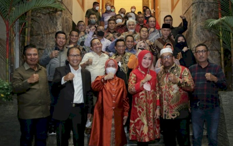 SAMBUTAN. Wali Kota Makassar Moh. Ramdhan Pomanto menyambut hangat kunjungan Gubernur Provinsi Maluku Irjen Pol (Purn) Murad Ismail bersama rombongan di kediaman pribadinya, Jl Amirullah, Kota Makassar, Sabtu (22/1/2022). foto: istimewa