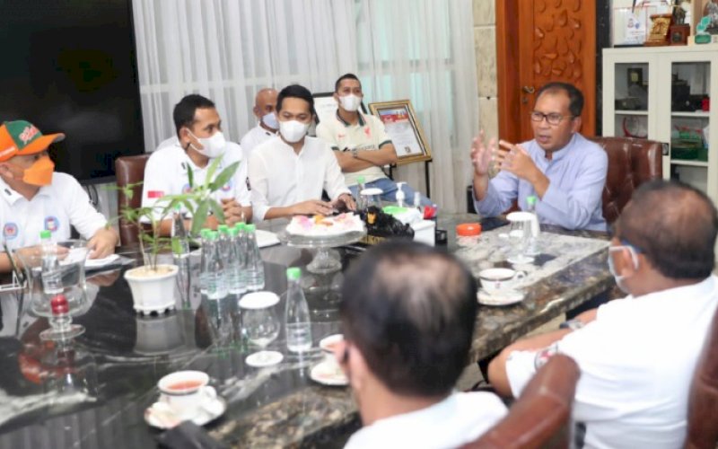 PERTEMUAN. Wali Kota Makassar, Moh Ramdhan Pomanto, menerima kunjungan 36 ketua cabang olahraga di bawah naungan KONI Kota Makassar di kediaman pribadinya, Jl Amirullah, Kota Makassar, Jumat (7/1/2022). foto: istimewa