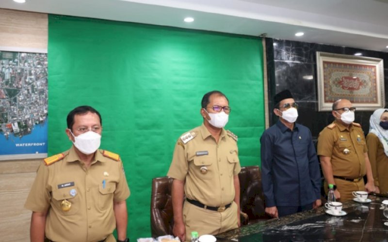 RAKER. Wali Kota Makassar Moh Ramdhan Pomanto didampingi Sekda Kota Makassar Muh Ansar, Ketua DPRD Kota Makassar Rudianto Lallo, dan jajarannya mengikuti Rapat Kerja (Raker) dengan Menteri Dalam Negeri Tito Karnavian secara virtual, Senin (24/1/2022). foto: istimewa 