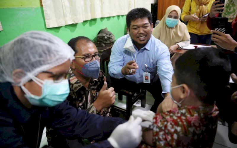 BERI SEMANGAT. Wali Kota Makassar Moh Ramdhan Pomanto, memberikan semangat kepada salah seorang anak saat memantau langsung pelaksanaan vakasinasi untuk usia 6-11 tahun di SD Mangkura, Jl Bontolempangan, Kota Makassar, Kamis (20/1/2022). foto: istimewa
