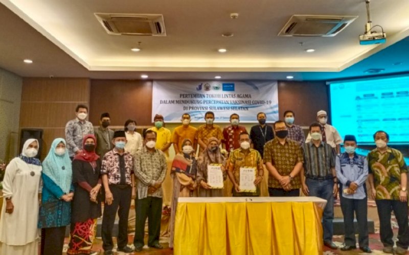 DEKLARASI. Tokoh lintas agama Sulsel deklarasi mendukung penanganan Covid-19 dengan penerapan protokol kesehatan dan percepatan cakupan vaksinasi (kebut vaksinasi) di Sulsel di Hotel Remcy Makassar, Kamis (27/1/2022). foto: istimewa