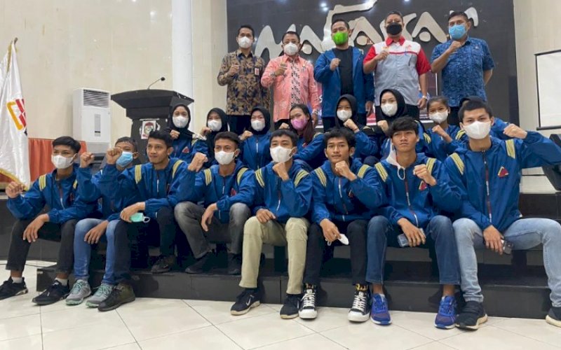 PELEPASAN. Suasana pelepasan 15 atlet panjat tebing dalam menghadapi Pra Porprov di Bantaeng, 21-28 Januari 2022 yang berlangsung di Rujab Wali Kota Makassar, Kamis (20/1/2022). foto: istimewa