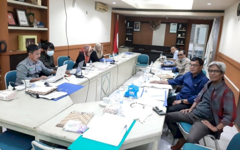 RAPAT PANITIA. Faizal Suyuthi (kedua kanan) memimpin rapat Panitia Pemilihan dan Tata Cara Pemilihan Musyawarah Provinsi Ikatan Nasional Konsultan Indonesia Sulsel 2022 di Sekretariat Inkindo Sulsel, Senin (3/1/2022). foto: doelbeckz/pluz.id&nbsp;