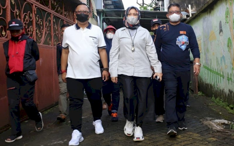 KUNJUNGAN. Wakil Wali Kota Makassar Fatmawati Rusdi didampingi Lurah Timungan Lompoa Kecamatan Bontoala Adimitra Setyawan (kiri) saat meninjau Pusat Kesehatan Masyarakat (PKM) di wilayah Kecamatan Bontoala, Sabtu (15/1/2022). foto: istimewa