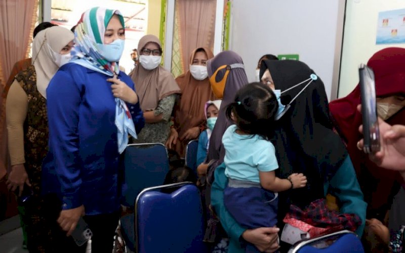KUNJUNGAN. Wakil Wali Kota Makassar, Fatmawati Rusdi, saat mengunjungi Pusat Kesehatan Masyarakat (PKM) di Kecamatan Ujung Tanah, Sabtu (22/1/2022). foto: istimewa