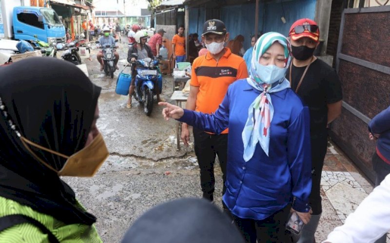 PENINJAUAN. Wakil Wali Kota Makassar, Fatmawati Rusdi, nampak menyusuri seputar Jl Sabutung, Kota Makassar di Kecamatan Ujung Tanah, Sabtu (22/1/2022). foto: istimewa