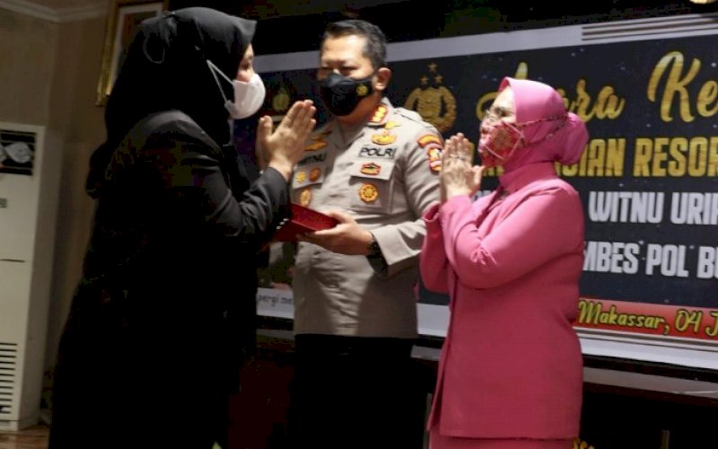 KENAL PAMIT. Wakil Wali Kota Makassar Fatmawati Rusdi menyapa Kombes Pol Witnu Uriup Laksana didampingi istri pada acara Kenal Pamit Kapolrestabes Makassar di Aula Mappaoddang Polrestabes Makassar, Senin (4/1/2022). foto: istimewa 