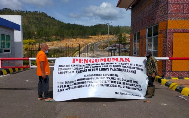 AKSI DEMONSTRASI. Ahli waris Puang Sesa Bonde melakukan aksi demonstrasi sebagai bentuk protes belum rampungnya ganti rugi lahan Bandara Buntu Kunik atau Bandara Toraja hinggga menutup akses masuk Bandara Buntu Kunik, Jumat (21/1/2022) lalu. foto: istimewa 