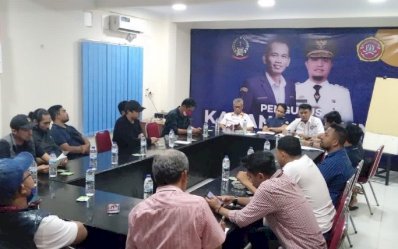 RAPAT PLENO. Ketua Karang Taruna Provinsi Sulsel, Harmansyah, memimpin rapat pleno perdana Pengurus Karang Taruna Provinsi Sulawesi Selatan (PKTP Sulsel) di Sekretariat PKTP Sulsel, Sabtu (22/1/2022) malam. foto: istimewa