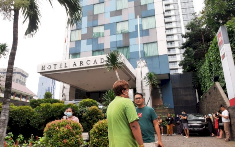 KELUAR HOTEL. Para tamu Hotel ibis Arcadia di Jl Wahid Hasyim keluar saat terjadi guncangan kuat akibat gempa dengan magnitudo 6,7 terjadi di Sumut, Banten, Jumat (14/1/2022). doelbeckz/pluz.id