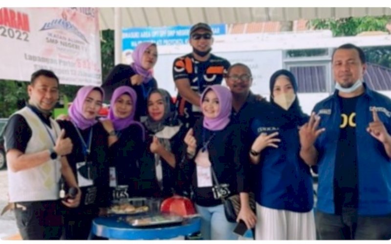 DONOR DARAH. Ikatan Alumni SMP Negeri 13 Makassar (IKA Tilas) angkatan 95 sukses menggelar kegiatan donor darah di pelataran SMP Negeri 13 Makassar, Sabtu (29/1/2022). foto: istimewa