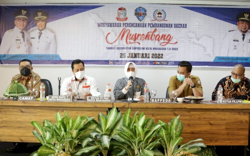 MUSRENBANG. Ketua FMPE TB Kota Makassar, Indira Jusuf Ismail (tengah), menjadi pembicara pada Musrenbang Kecamatan Rappocini, Kota Makassar di D'Maloe Hotel Makassar, Selasa (25/1/2022). foto: istimewa