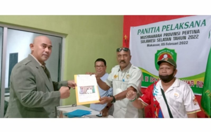 SIAP TARUNG. Tim pemenangan Kamal Dakka mengembalikan formulir pendaftaan sebagai calon Ketua Pertina Sulsel di Sekretariat Panitia Musprov Pertina Sulsel, Sabtu (29/1/2022). foto: istimewa