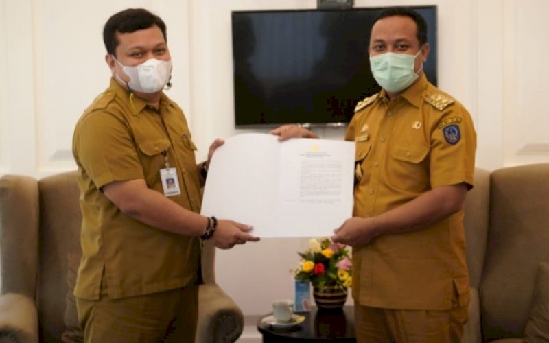 PENYERAHAN SK. Plt Gubernur Sulsel Andi Sudirman Sulaiman (kanan) menyerahkan SK kepada Kemal Redindo Syahrul Putra sebaga Plt Kepala Dinas Ketahanan Pangan, Tanaman Pangan, dan Holtikultura Provinsi Sulsel, Senin (3/1/2022). foto: istimewa