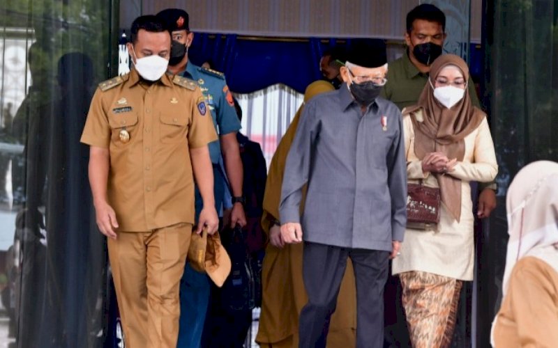 SAMBUTAN. Wakil Presiden (Wapres) RI Ma&rsquo;ruf Amin didampingi Wury Ma&rsquo;ruf Amin tiba di Provinsi Sulsel yang disambut langsung Plt Gubernur Sulsel Andi Sudirman Sulaiman, Plt Ketua Tim Penggerak PKK Sulsel Naoemi Octarina. Senin (31/1/2022). foto: istimewa