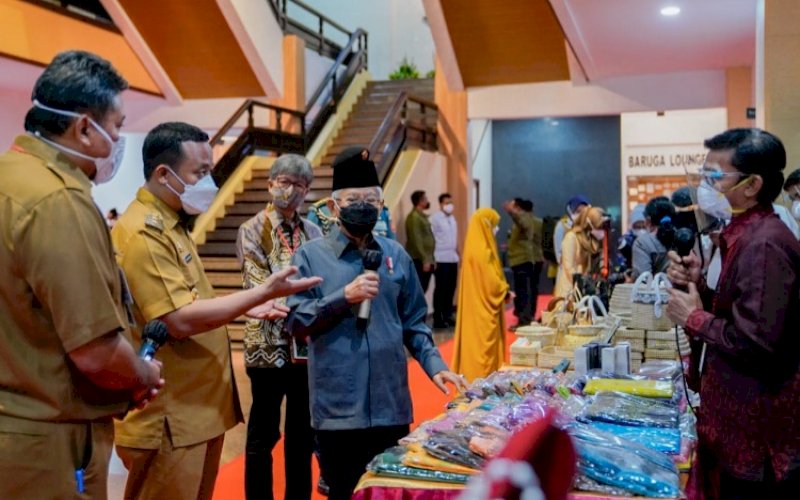 TINJAU PAMERAN. Wakil Presiden RI Ma&rsquo;ruf Amin didampingi Plt Gubernur Sulsel Andi Sudirman Sulaiman Kepala Dinas Koperasi dan UMKM Provinsi Sulsel Abd Malik Faisal meninjau pameran produk UMKM di Kantor Gubernur Sulsel, Senin (31/1/2022). foto: istimewa