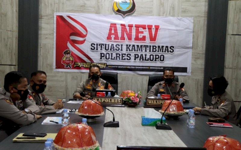 PIMPIN ANEV. Kapolres Palopo, AKBP Muh Yusuf Usman, memimpin pelaksanaan Analisa dan Evaluasi (Anev) Mingguan ke-4 pada Januari 2022 yang digelar di Ruang Data Polres Palopo, Selasa (25/1/2022). foto: istimewa