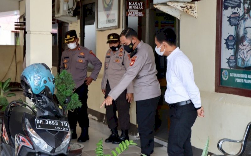 PENGECEKAN. Kapolres Palopo AKBP Muh Yusuf Usman (kedua kanan) didampingi Waka Polres Palopo Kompol Sanodding beserta Pejabat Utama Polres Palopo melakukan pengecekan ke setiap ruangan fungsi yang ada di Polres Palopo, Senin (10/1/2022). foto: istimewa