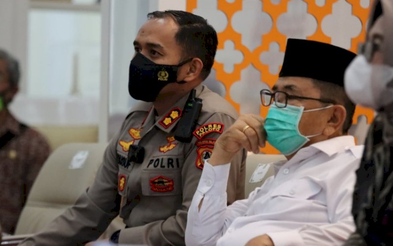 RAKOR. Kapolres Palopo AKBP Muh Yusuf Usman mendampingi Wali Kota Palopo M Judas Amir menghadiri Rakor Forkopimda se-Sulsel secara virtual yang dipimpin Plt Gubernur Sulsel Andi Sudirman Sulaiman, Kamis (13/1/2022). foto: istimewa
