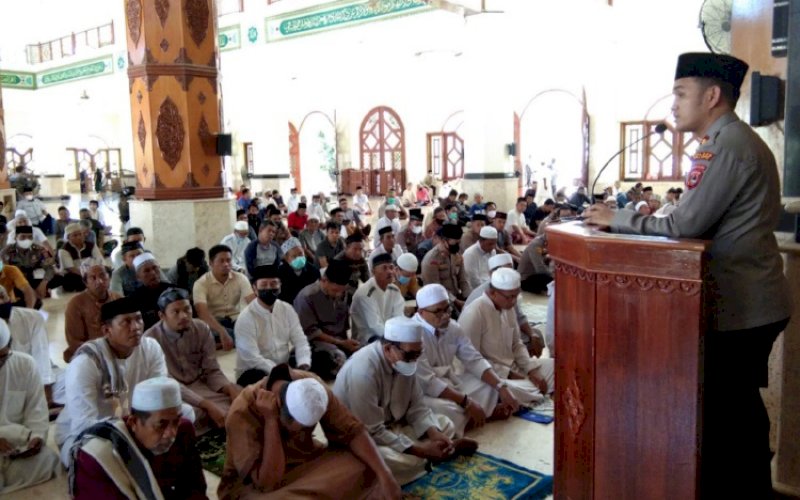 SAFARI JUMAT. Kapolres Palopo, AKBP Muh Yusuf Usman, menggelar Safari Jumat&nbsp;di Masjid Agung Luwu Palopo, Jl Hasanuddin, Kelurahan Batupasi, Kecamatan Wara Utara, Kota Palopo, Jumat (14/1/2022). foto: istimewa