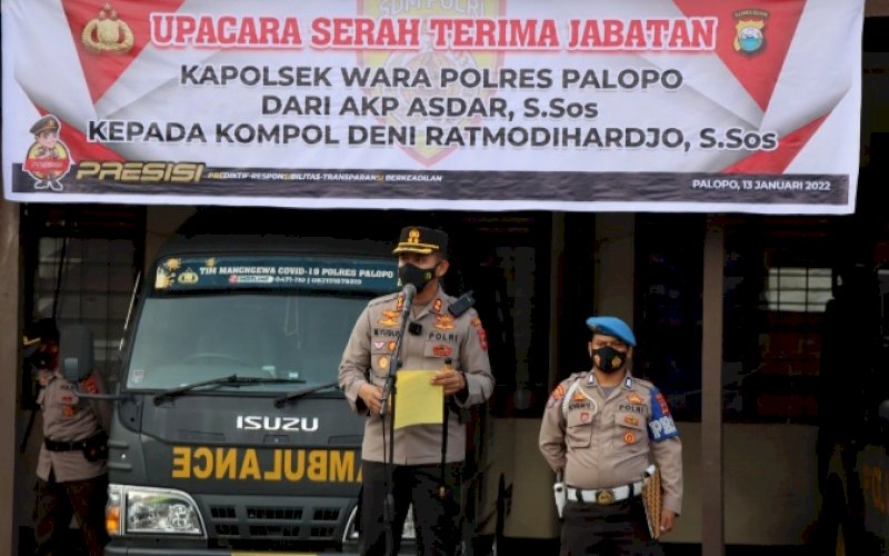 PIMPIN UPACARA. Kapolres Palopo, AKBP Muh Yusuf Usman, memimpin Upacara Serah Terima Jabatan Kapolsek Wara Polres Palopo dari AKP Asdar kepada Kompol Deni Ratmodiharjo berlangsung di Lapangan Apel Polres Palopo, Kamis (13/1/2022). foto: istimewa