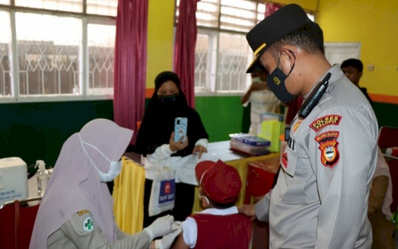 VAKSINASI. Kapolres Palopo, AKBP Muh Yusuf Usman, meninjau pelaksanaan vaksinasi bagi anak usia 6-11 tahun di wilayah hukum Polres Palopo, Selasa (18/1/2022). foto: istimewa