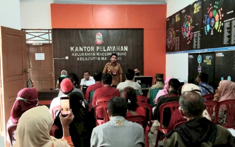 PIMPIN RAPAT. Lurah Maccini Gusung, Muhammad Aris, memimpin rapat koordinasi tingkat kelurahan di kantornya, Selasa (4/1/2022). foto: istimewa