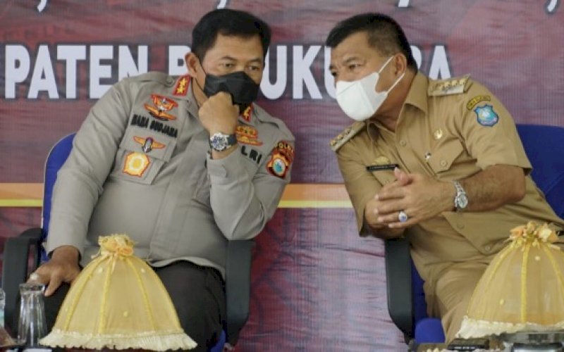 DISKUSI SANTAI. Bupati Bulukumba Andi Muchtar Ali Yusuf diskusi santai dengan Kapolda Sulsel Irjen Pol Nana Sudjana, Selasa (25/1/2022). foto: istimewa