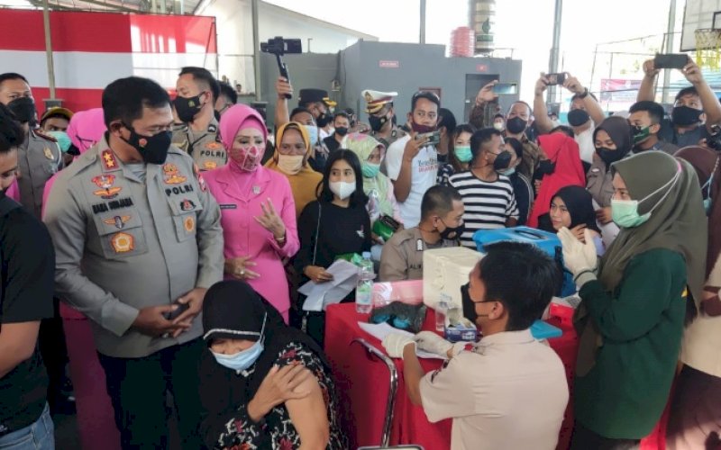 VAKSINASI. Kapolda Sulsel, Irjen Pol Nana Sudjana, menyapa dan menyemangati peserta vaksinasi di Kompleks Lapangan Merdeka, Kota Watampone, Kabupaten Bone, Rabu (26/1/2022). foto: istimewa