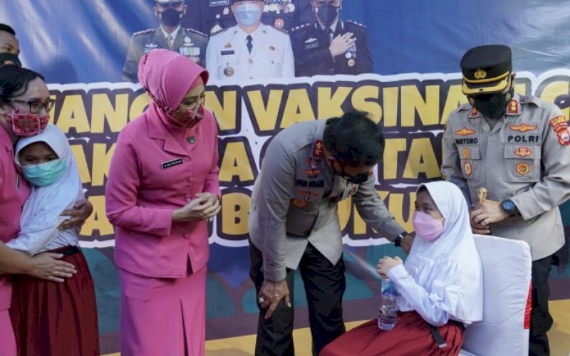 VAKSINASI. Kapolda Sulsel, Irjen Pol Nana Sudjana, menyapa dan menyemangati anak usia 6-11 tahun yang mengikuti vaksinasi di SD Negeri 24 Salemba, Kecamatan Ujungbulu, Bulukumba, Selasa (25/1/2022). foto: istimewa