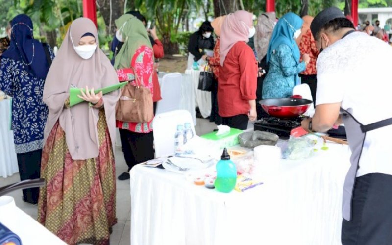 DEWAN JURI. Plt Ketua Tim Penggerak PKK Sulsel, Naoemi Octarina (kiri), bertindak sebagai Ketua Dewan Juri pada Lomba Masak Antar Kepala OPD Lingkup Pemprov Sulsel, yang dilaksanakan di Rumah Jabatan Gubernur Sulsel, Jumat (7/1/2021). foto: istimewa