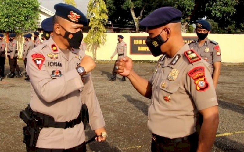 BERI SELAMAT. Danyon C Pelopor, Kompol Nur Ichsan (kiri), memberikan ucapan selamat kepada personel pada upacara kenaikan pangkat setingkat lebih tinggi kepada 55 personel di Lapangan Mako Yon C Pelopor, Bone, Senin (3/1/2022). foto: istimewa