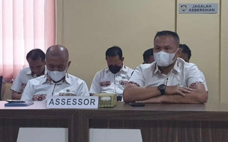 PENINGKATAN ASESOR. Danyon C Pelopor Satbrimob Polda Sulsel, Kompol Nur Ichsan (kanan), mengikuti kegiatan peningkatan kemampuan asesor di lingkungan Polda Sulsel tahun anggaran 2022 yang dilaksanakan di Gedung Assessment Center Polda Sulsel, Senin (24/1/2022). foto: istimewa