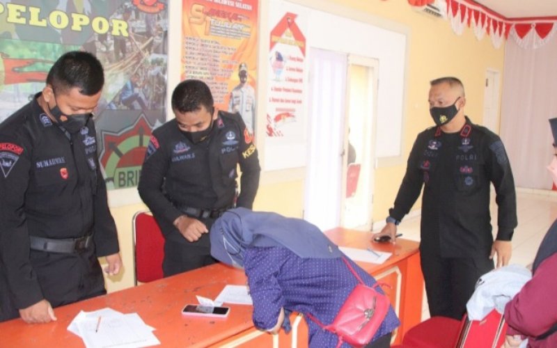 VAKSINASI. Danyon C Pelopor, Kompol Nur Ichsan (kanan) memantau pelaksanaan vaksinasi Covid-19. foto: istimewa