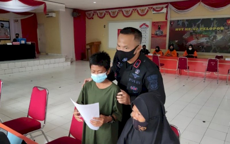 VAKSINASI. Danyon C Pelopor, Kompol Nur Ichsan, menyapa peserta vaksinasi massal di Mako Yon C Pelopor, Watampone, Bone, Minggu (2/1/2022). foto: istimewa