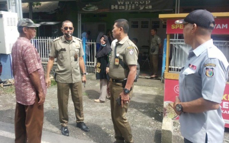 PENATAAN. Tim Reaksi Cepat (TRC) PD Parkir Makassar Raya turun melakukan penataan perparkiran di Pasar Jongkok Manggala, Kota Makassar, Senin (17/1/2022). foto: istimewa