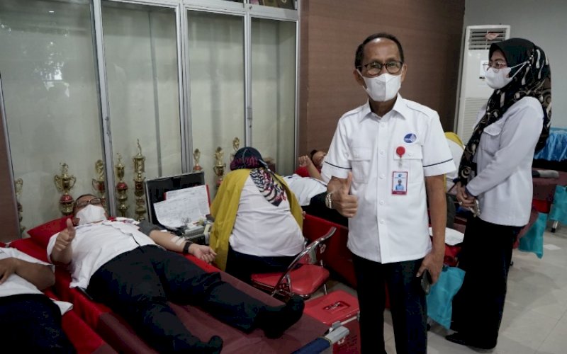 DONOR DARAH. Penjabat Direksi Perumda Air Minum Kota Makassar Asdar Ali (berbaring) dan Arifuddin Hamarung meninjau langsung donor darah di Aula Tirta Dharma, Rabu (19/1/2022). foto: istimewa