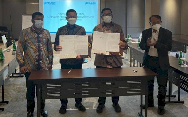 KERJA SAMA. Penandatanganan nota kesepahaman kerja sama tersebut dilakukan Direktur Utama PT Pelindo Jasa Maritim Prasetyadi bersama Direktur Utama PT Pelindo Multi Terminal Drajat Sulistyo di Semarang, Senin (3/1/2022). foto: istimewa