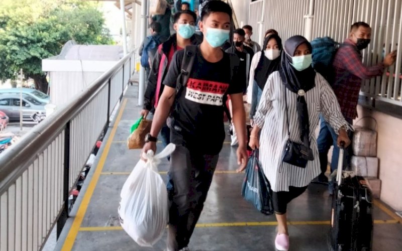 ARUS PENUMPANG. Suasana arus penumpang di Pelabuhan Makassar. PT Pelabuhan Indonesia (Persero)/Pelindo Regional 4 pada 2021 menunjukkan catatan positif dimana arus kapal, barang, peti kemas, dan penumpang rata-rata mengalami peningkatan sekitar 10 persen dibandingkan tahun sebelumnya. foto: istimewa