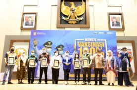 Wawali Berikan Penghargaan Tanda Terima Kasih Pemkot Makassar dalam Sukseskan Vaksinasi