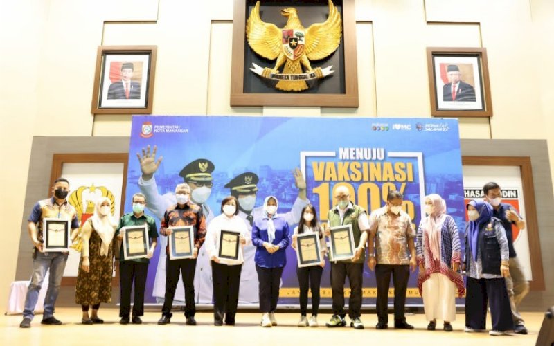 BERI PENGHARGAAN. Pemkot Makassar menyerahkan piagam penghargaan bagi pihak yang telah berkontribusi aktif dalam menyukseskan vaksinasi Makassar di Balai Prajurit Jenderal M Jusuf (Ex Manunggal) Makassar, Sabtu (22/1/2022). foto: istimewa