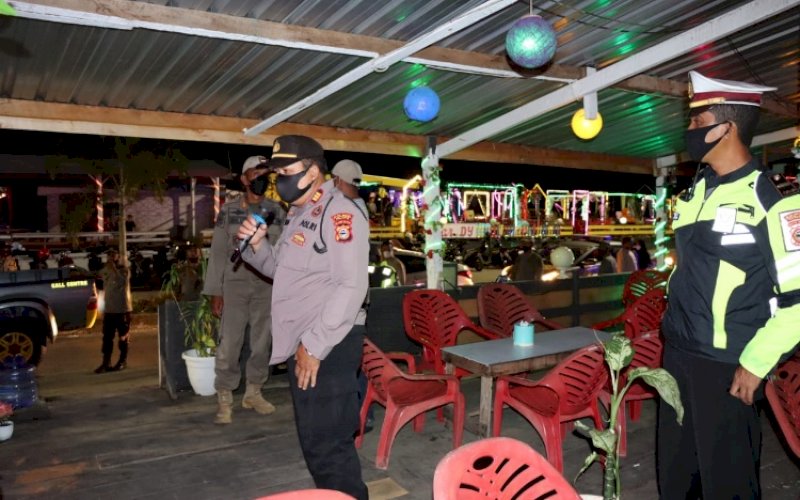 PATROLI. Petugas gabungan Polres Palopo, TNI, dan Satpol PP Kota Palopo melakukan patroli bersama guna mengantisipasi dan mencegah terjadinya gangguan kamtibmas serta pelanggaran protokol kesehatan di Kota Palopo, Sabtu (15/1/2021). foto: istimewa