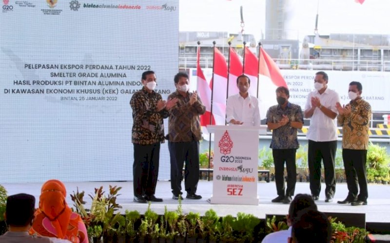 PELEPASAN EKSPOR. Presiden Joko Widodo luncurkan pelepasan ekspor perdana tahun 2022 smelter grade alumina produksi PT Bintan Alumina Indonesia di KEK Galang Batang, Bintan, Kepri, Selasa (25/01/2022). foto: istimewa