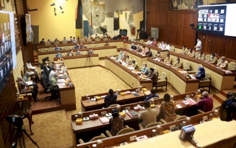 BAHAS PEMILU. Rapat Kerja (Raker) dan Rapat Dengar Pendapat (RDP) terkait Penetapan Jadwal Pemilihan Umum (Pemilu) Serentak 2024 digelar di Gedung Dewan Perwakilan Rakyat (DPR) Republik Indonesia (RI), Jakarta, Senin (24/1/2022). foto: istimewa