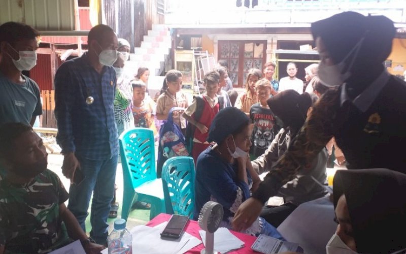 VAKSINASI. Camat Kepulauan Sangkarrang, Ramli Lallo (kiri), memantau vaksinasi bagi warga Kepulauan Sangkarrang, tepatnya di Pulau Lumu-lumu, Sabtu (8/1/2022). foto: istimewa