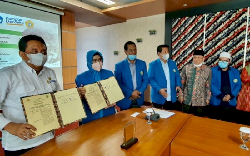MOU. Rektor UIM DR Ir Hj Andi Majdah M Zain MSi bersama Rektor UTM DR Drs Ec H Muh Syarif MSi melakukan penandatangan Memorandum of Understanding (MoU), Senin (10/1/2022). foto: istimewa
