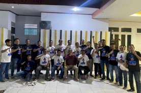 Temui Rudianto Lallo, Relawan Serahkan Baju Bertuliskan ‘Anak Rakyat untuk Rakyat’